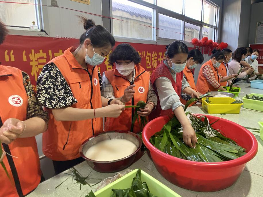 青口供電所黨支部聯(lián)合生產(chǎn)生活服務(wù)中心分會(huì)、黃沙坨社區(qū)，共同舉辦“悠悠艾草香 濃濃端午情”系列活動(dòng)。.png